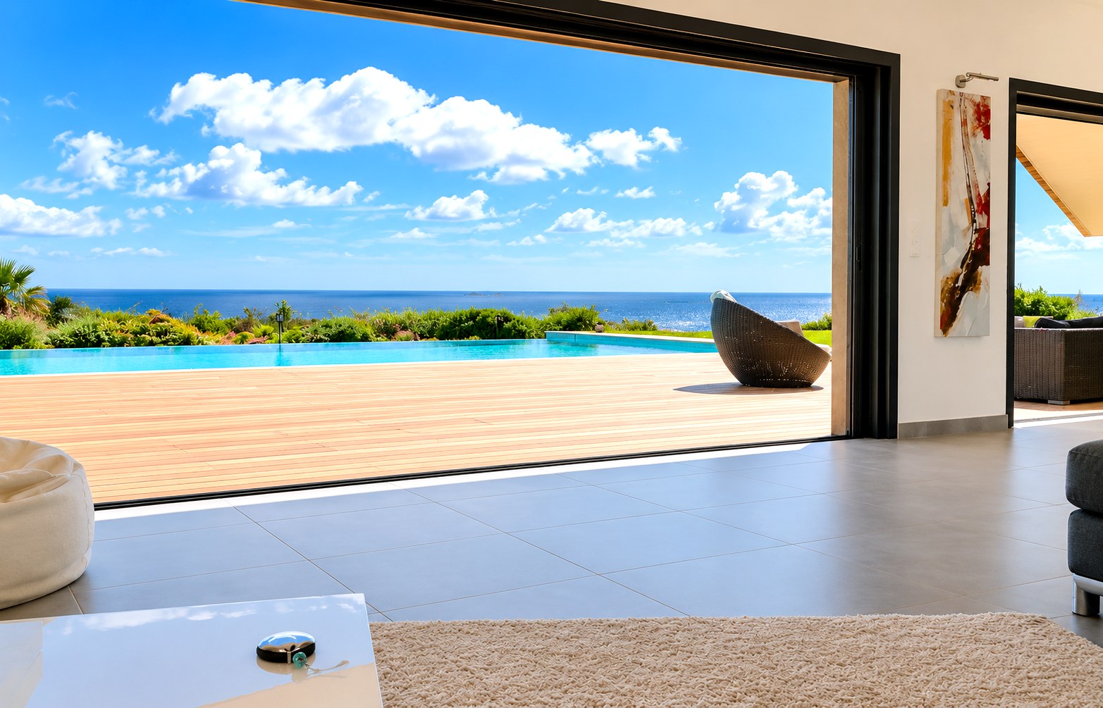 Villa Seralya salon ouvert sur piscine et baie de Santa Giulia